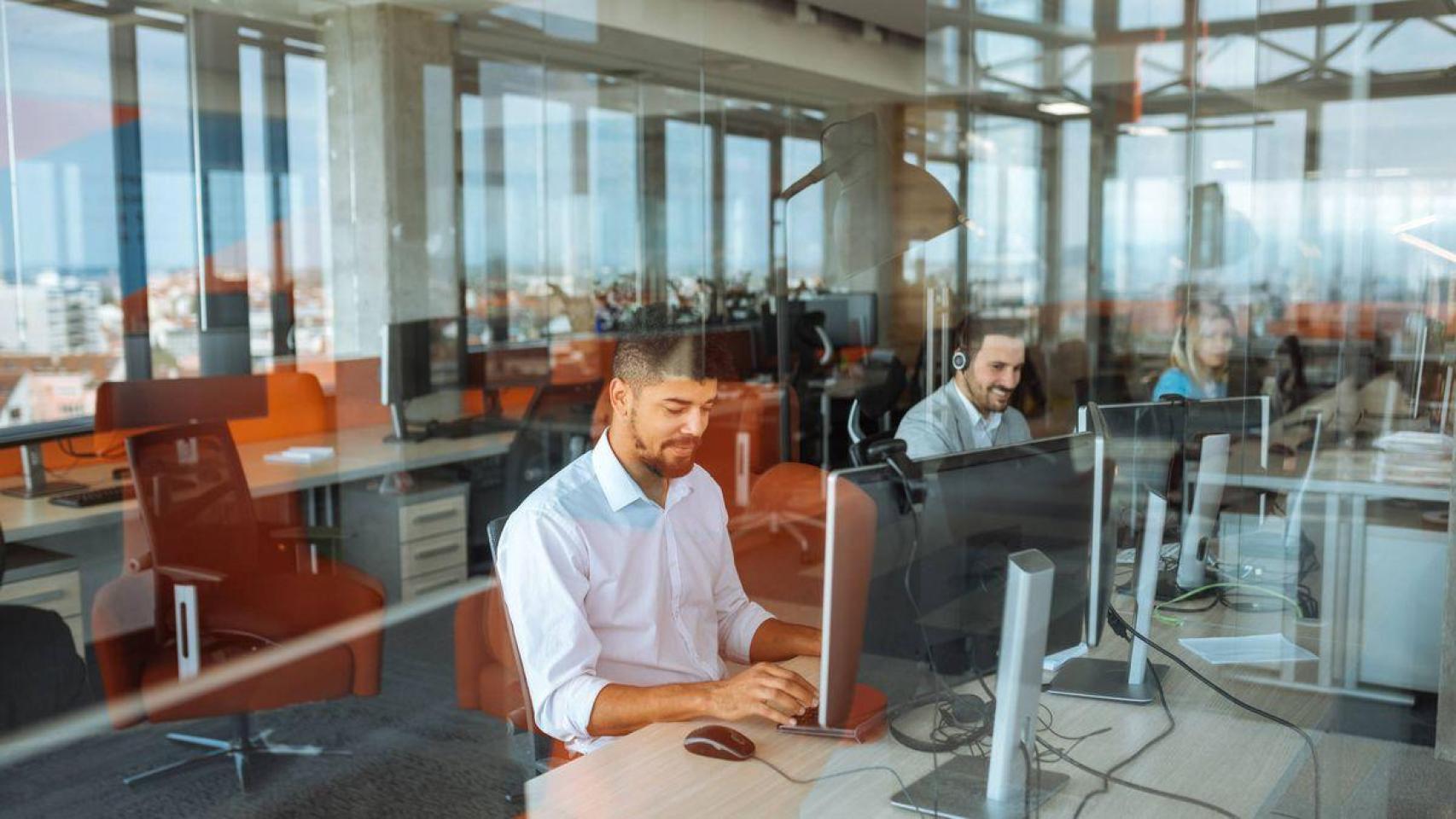 ¿Es la IA una amenaza para los trabajadores?: Teleoperadores y profesores, las ocupaciones más afectadas