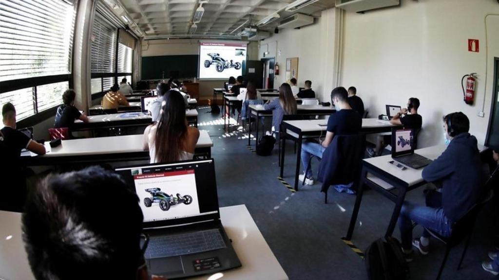 Un profesor dando clase en Euskadi