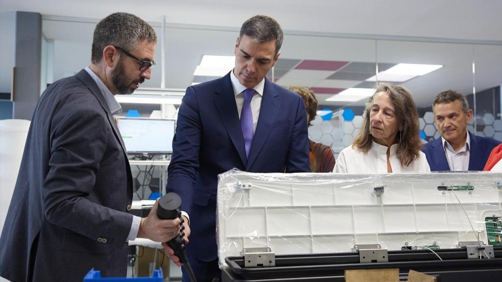 El presidente del Gobierno, Pedro Sanchez visita las instalaciones de la empresa Veltium en Vitoria.