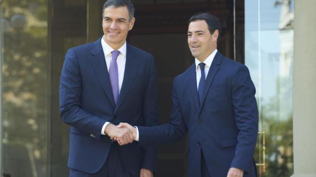 El presidente del Gobierno, Pedro Sánchez, y el lehendakari, Imanol Pradales, en Ajuria Enea / ADRIÁN RUIZ HIERRO - EFE