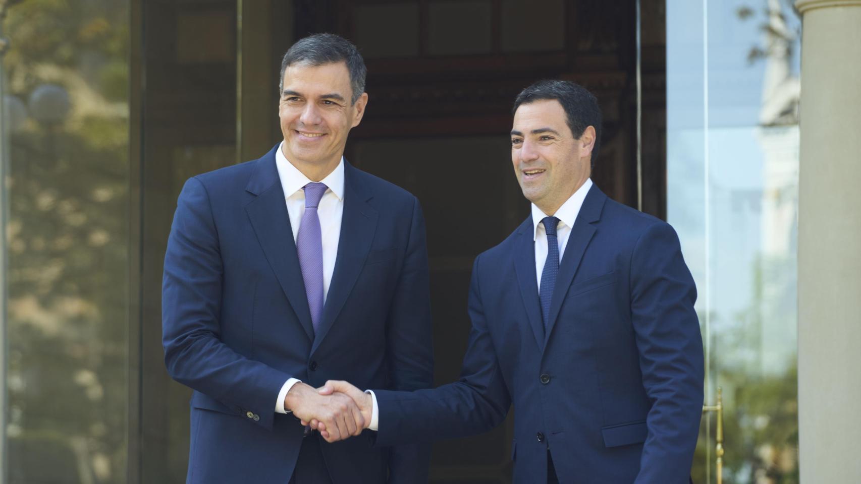 El presidente del Gobierno, Pedro Sánchez, y el lehendakari, Imanol Pradales, en Ajuria Enea / ADRIÁN RUIZ HIERRO - EFE