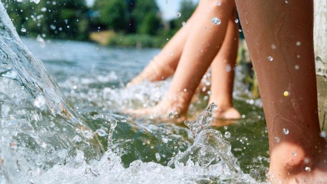 Imagen de personas refrescándose en un río |Foto de la Alianza Boehringer Ingelheim y Lilly