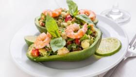 Un aguacate relleno de gambas y varios ingredientes.