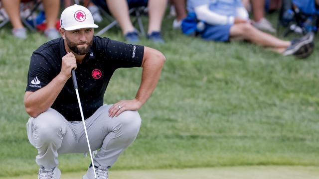 Jon Rahm, observa el golpeo durante el último torneo del LIV Golf Reino Unido.