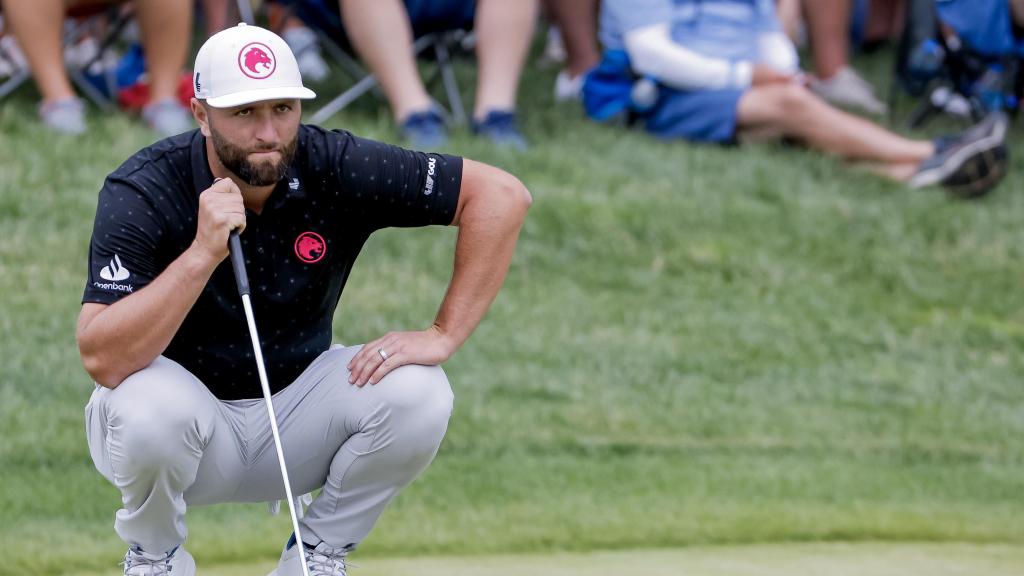 Jon Rahm, observa un golpeo durante el último torneo del LIV Golf Reino Unido.