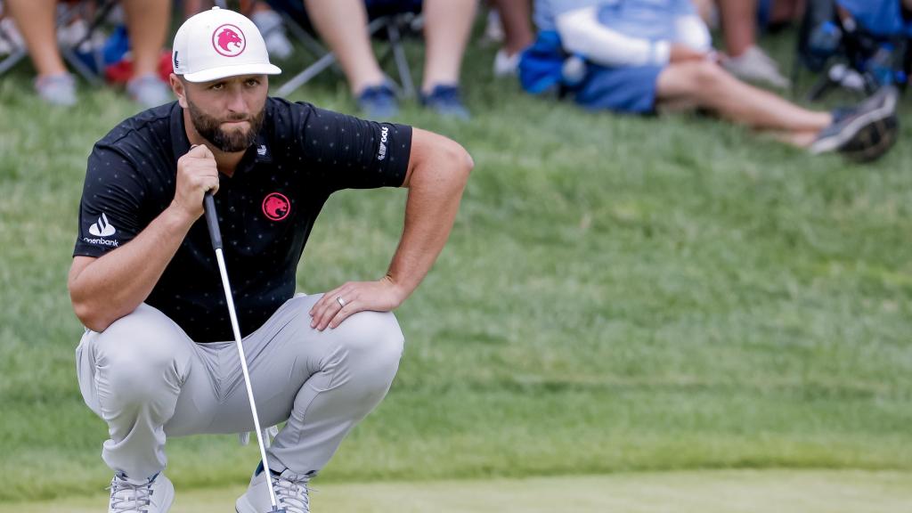 Jon Rahm, observa un golpeo durante el último torneo del LIV Golf Reino Unido.