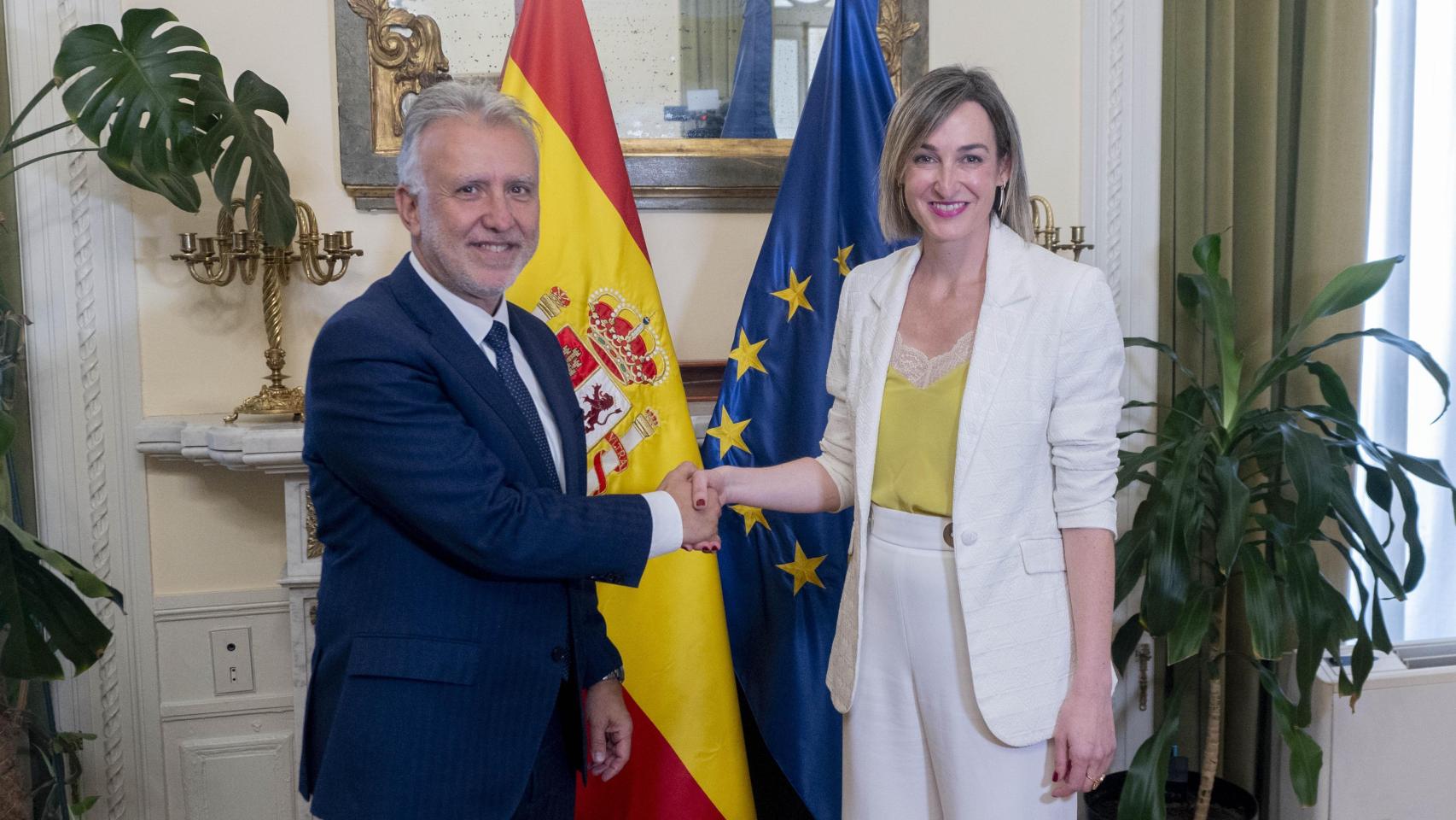 El ministro de Política Territorial, Ángel Víctor Torres, junto a la consejera vasca de Autogobierno, María Ubarretxena / ALBERTO ORTEGA - EP