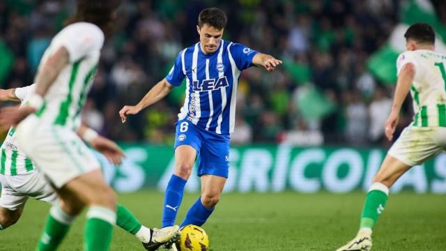 Ander Guevara disputa un encuentro con el Deportivo Alavés.