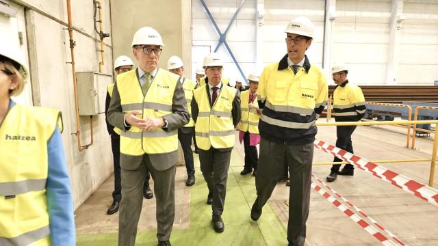 Ignacio Galán, de Iberdrola, con el presidente de Haizea Wind Dámaso Quintana en una visita a la fábrica del Puerto de Bilbao en 2023 / EP