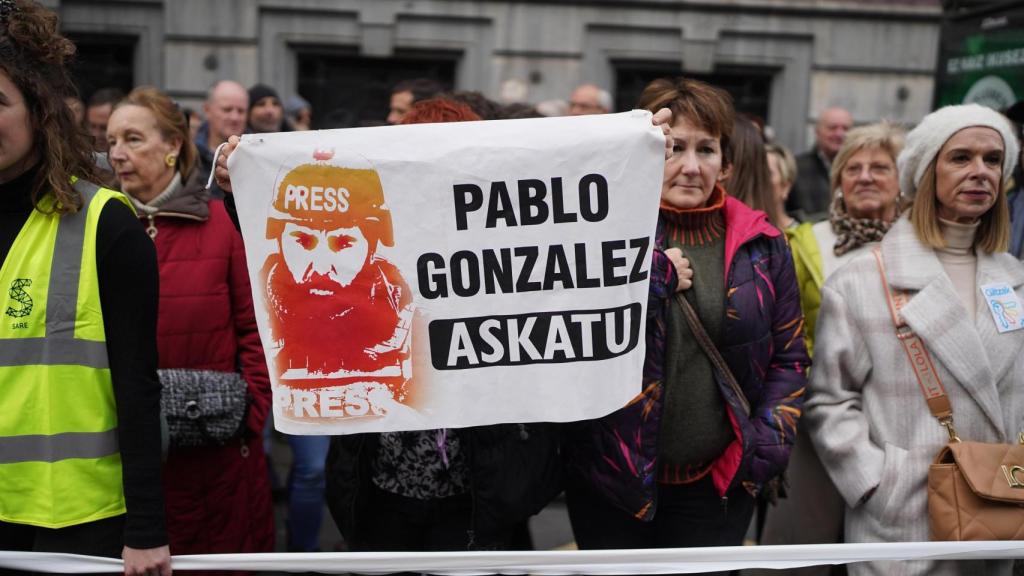 Varias personas sujetan un cartel con la cara del periodista Pablo González durante una manifestación en Bilbao.