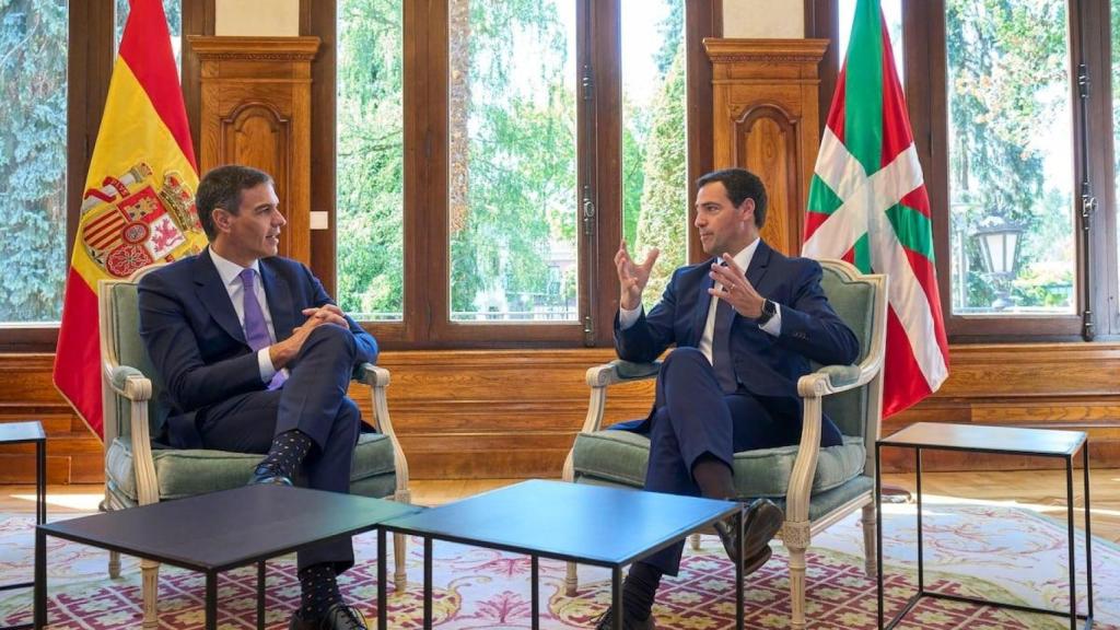 Pedro Sánchez e Imanol Pradales, durante el encuentro en el Palacio de Ajuria Enea, en Vitoria / EFE