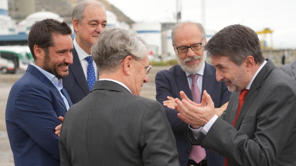 Emiliano López Atxurra, presidente de Petronor, conversa con Josu Jon Imaz, de Repsol