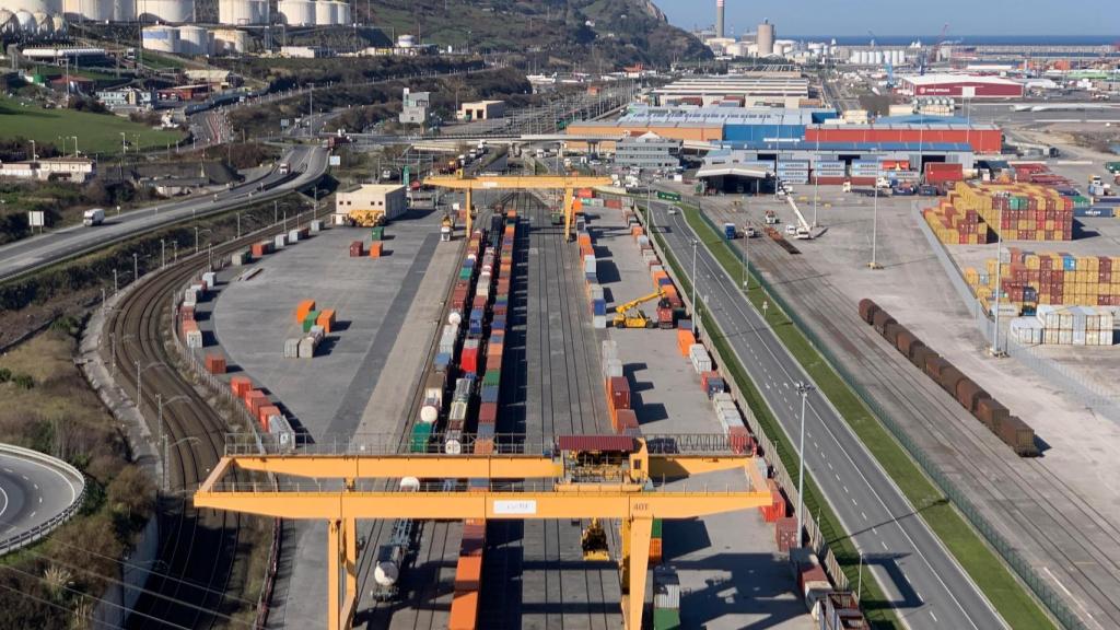 Zona de carga y descarga de contenedor anexa al recinto del Puerto de Bilbao / Uniport