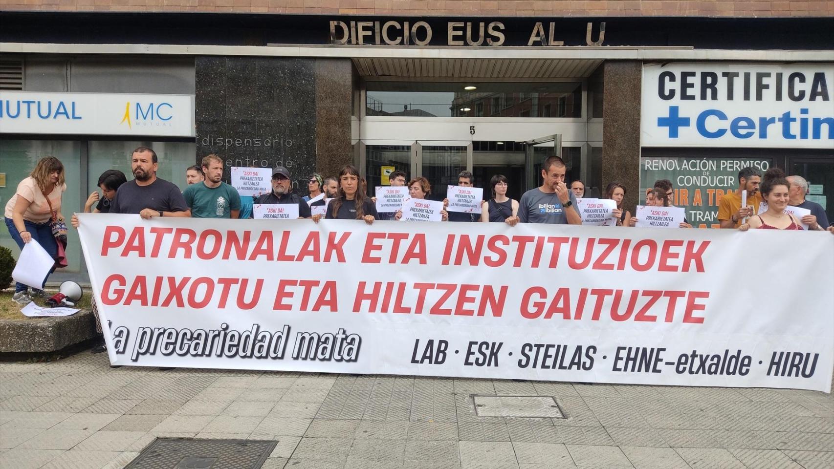 Concentración de sindicatos vascos en Bilbao por la muerte de un trabajador de la construcción.