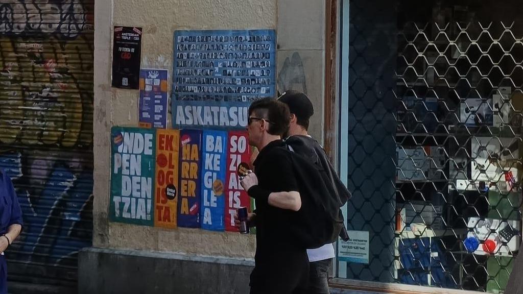 Víctimas denuncian pintadas y carteles a favor de ETA y sus presos en fiestas de Vitoria