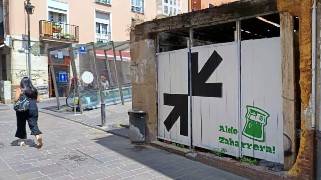 Imagen de una gran pintada con el logo de Etxerat, asociación de familiares de etarras.