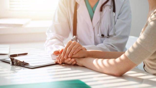 Una mujer en una consulta médica