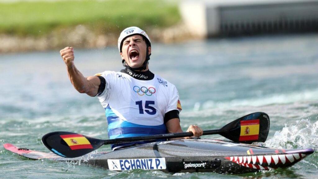 Pau Echaniz celebra la medalla de bronce conseguida en el K1 eslalon.