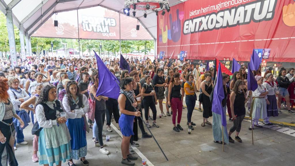 olectivos feministas se concentran y leen un comunicado de condena por las dos agresiones sexuales denunciadas en las fiestas de La Blanca / L. RICO - EFE