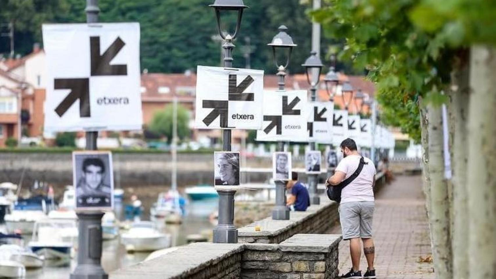 Las calles de Plentzia, empapeladas de carteles por los presos de ETA.