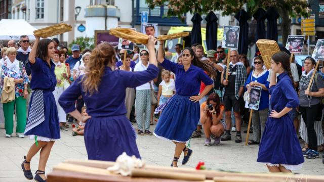 Un baile regional en el que algunos asistentes muestran rostros de etarras en Plentzia.