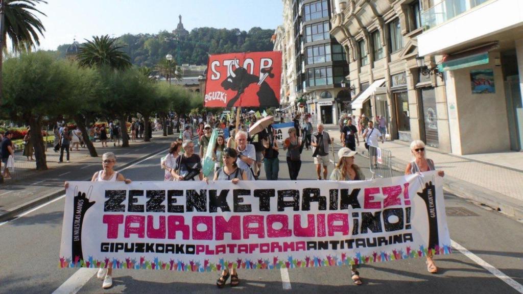 Bildu y Podemos se suman a una marcha antitaurina en San Sebastián: Es tortura