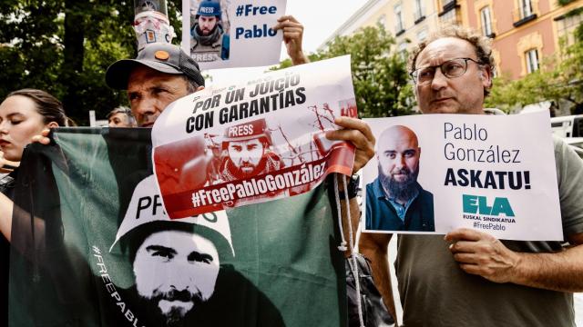 Miembros de varias asociaciones con carteles durante una concentración por la liberación del periodista Pablo González