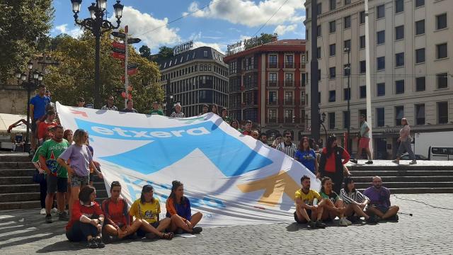 Representantes de las comparsas de Bilbao en la presentación de la manifestación en favor de los derechos de los presos del día 26