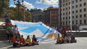 Representantes de las comparsas de Bilbao en la presentación de la manifestación en favor de los derechos de los presos del día 26