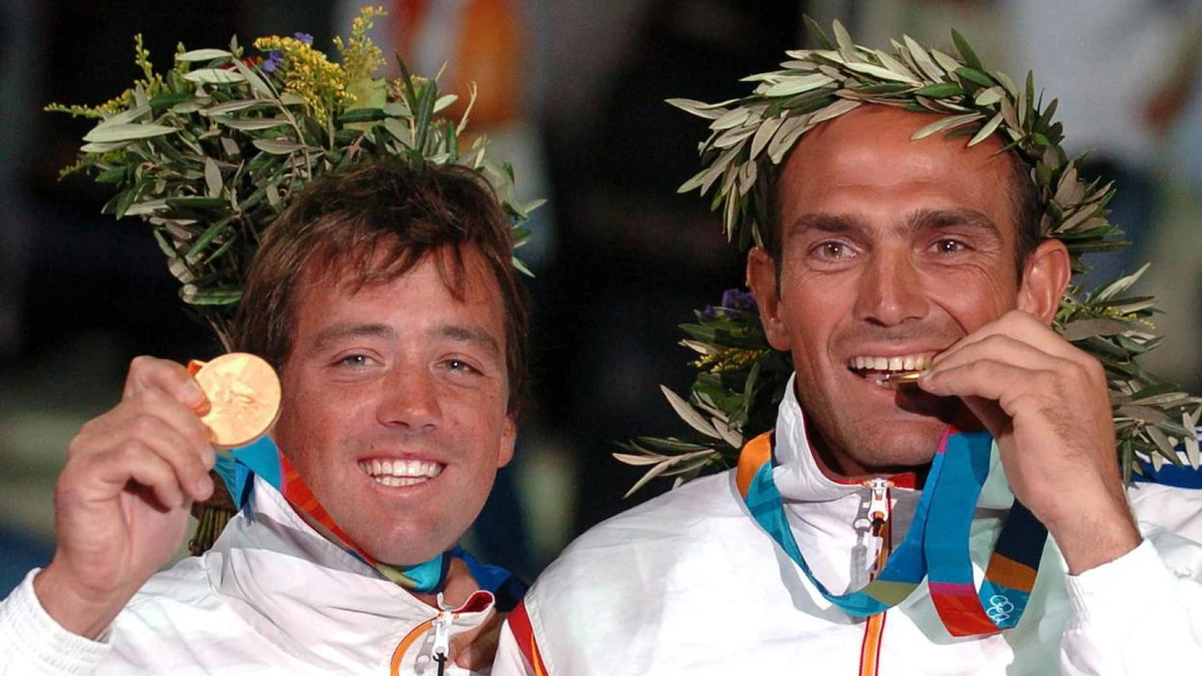 Iker Martínez y Xabier Fernández posan con la medalla de oro conquistada en Atenas 2004.