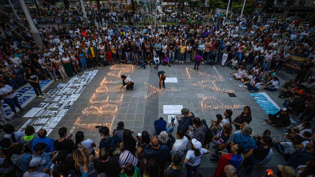 Personas asisten a la gran vigilia nacional por los presos políticos convocada por la oposición / HENRY CHIRINOS - EFE