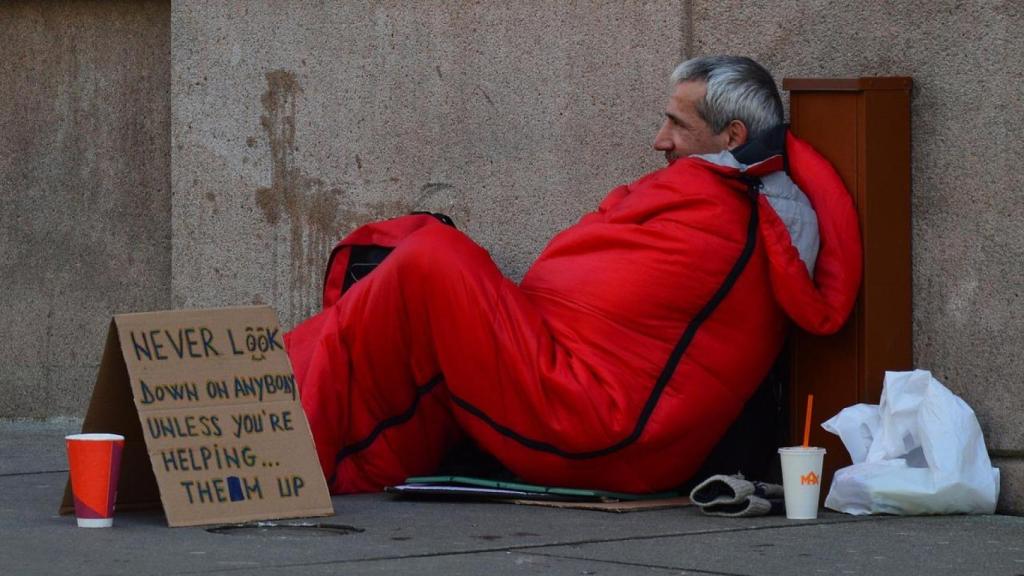 Un mendigo sin techo en la calle