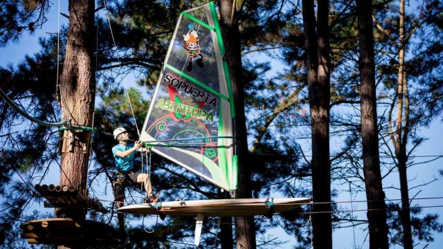 Un hombre disfruta del parque de aventura más grande de Euskadi.