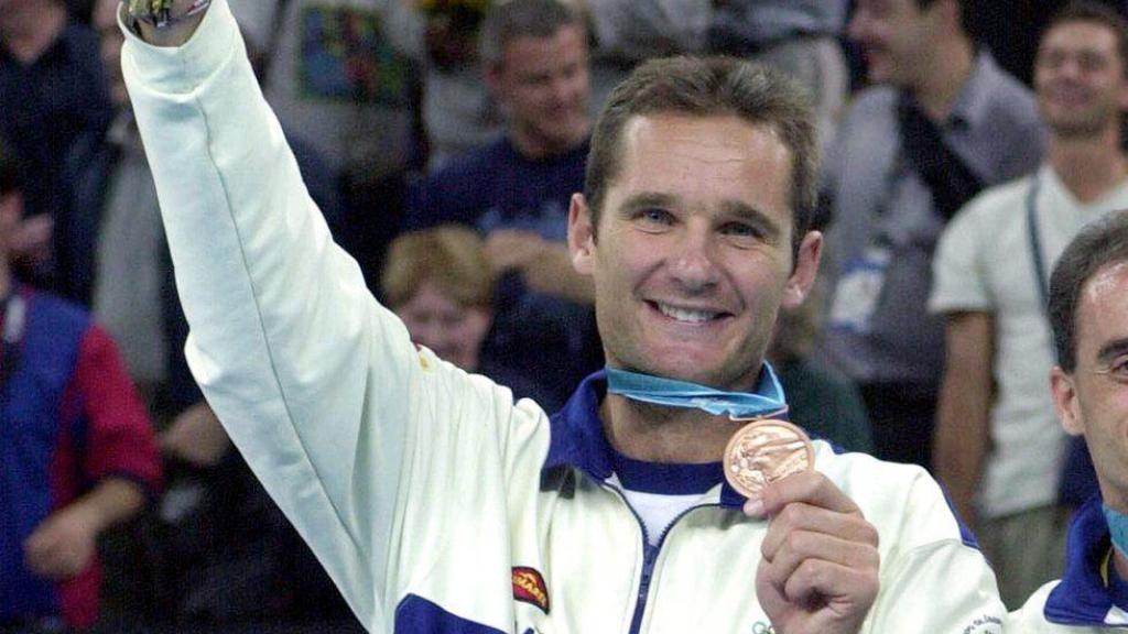 Urdangarin, con la medalla de bronce obtenida en Sídney 2000.