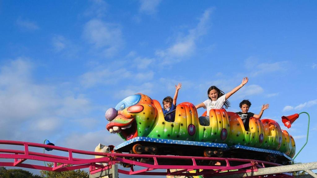 Unos niños se divierten en el mejor parque de atracciones cerca de Euskadi.