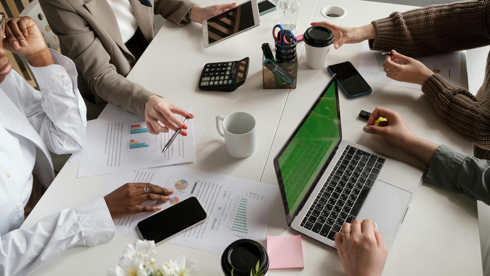 Directivos de comunicación durante una reunión de trabajo.