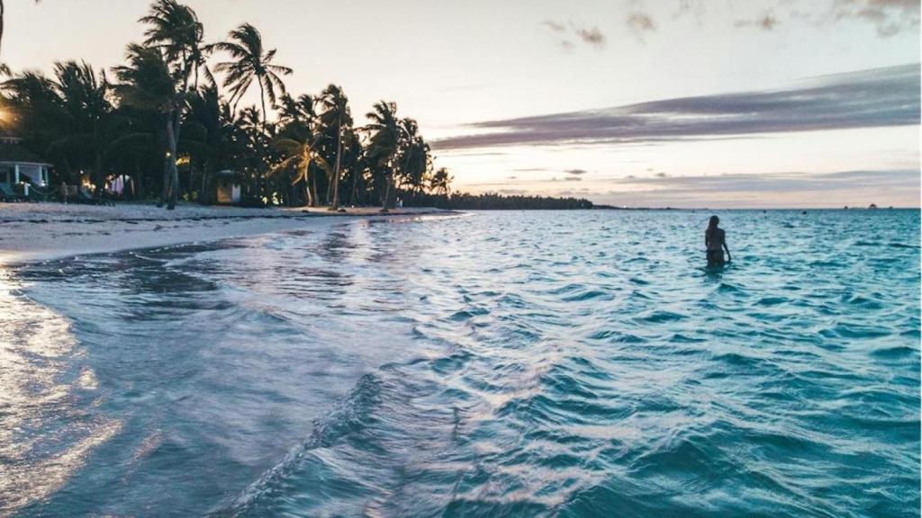 Baño en una playa paradisíaca