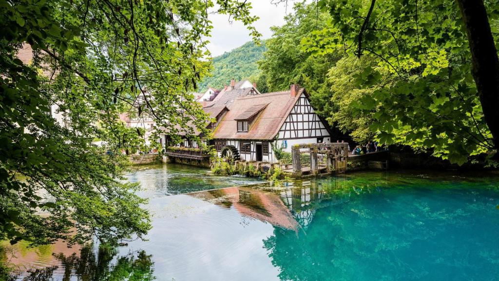 Blautopf, el lago azul de Blaubeuren / PIXABAY