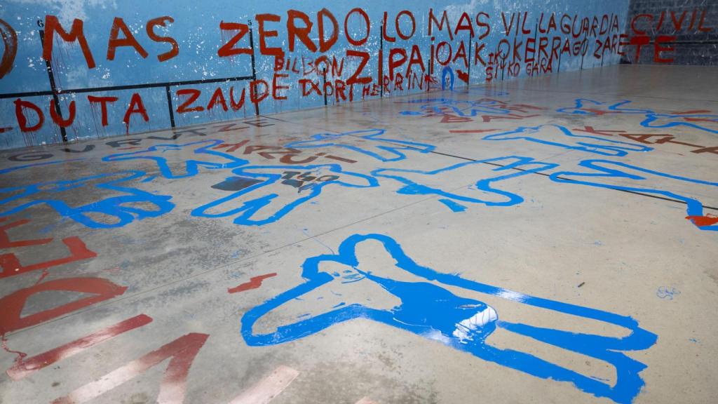 Pintadas aparecidas este domingo en el frontón de Igeldo contra los consejeros Bingen Zupiria y Denis Itxaso, así como contra la Guardia Civil y la Ertzaintza / JAVIER ETXEZARRETA - EFE