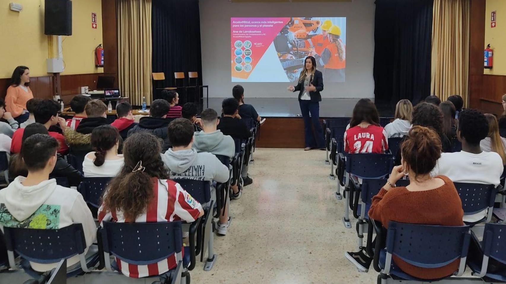 Visita de responsables de Arcelor Mittal, que sigue dando pasos con el hidrógeno en Sestao, a un colegio de Bizkaia / X