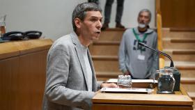 El parlamentario de Sumar, Jon Hernández, interviene durante el pleno de designación del lehendakari del Gobierno Vasco, en el Parlamento Vasco / EP