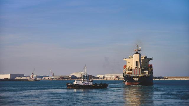 Un buque entrando al Puerto de Bilbao / X