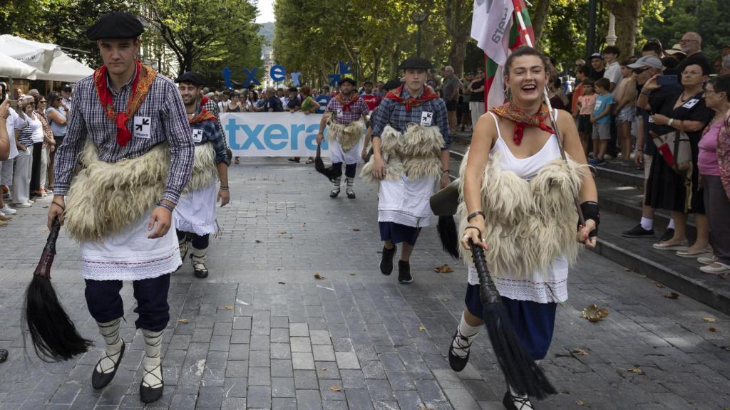 Manifestación convocada por Sare en Donostia para exigir la excarcelación de los presos de ETA / JAVIER ETXEZARRETA - EFE