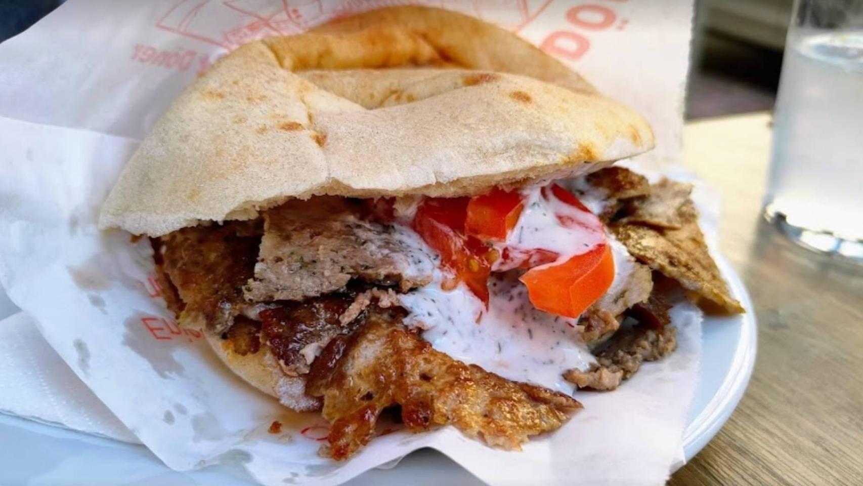 Un kebab. Alimento práctico y económico.