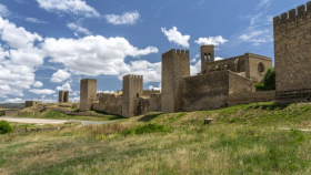 El pueblo medieval y amurallado de nueve torres más bonito cerca de Euskadi.