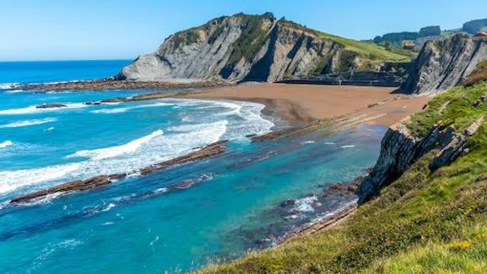 La playa de Euskadi de aguas cristalinas que te transporta a Tailandia.