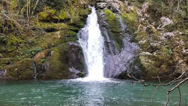 La cascada y poza que te transportan a Bali.