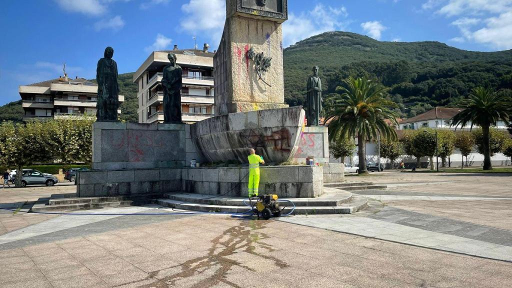 Labores de limpieza en el monumento de Carrero Blanco