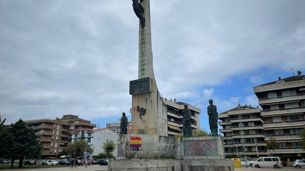 Vista del monumento a Carrero Blanco en Santoña