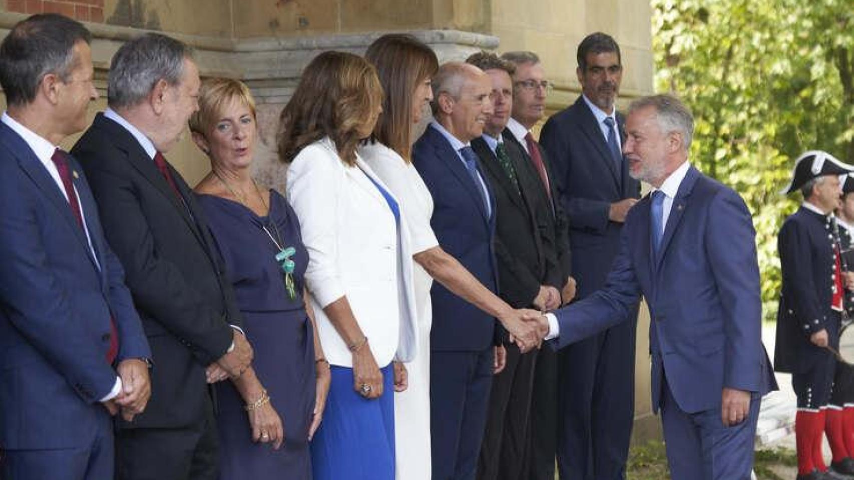 Urkullu, saludando a los miembros de su gobierno en Donostia